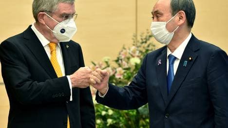 Suga (r.) offenbar gegen Zuschauer bei Olympia in Tokio