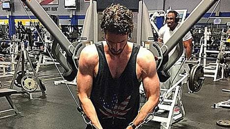 Wer trainiert denn da so stählern? Ex-Nationalspieler Arne Friedrich lässt es in einem Fitnessstudio in der Nähe von Los Angeles wachsen. Ob er Tim Wiese nacheifert? (Copyright: Instagram/arnefriedrichofficial)