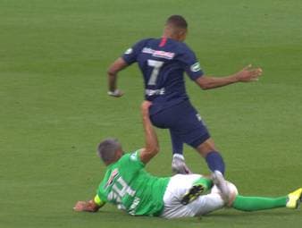 Ruhmloser Sieg für Thomas Tuchel und PSG im Finale der Coupe de France. Ein übles Foul an Superstar Kylian Mbappé lässt ganz Paris bangen.