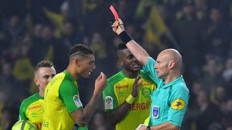 Tony Chapron (r.) machte mit negativen Schlagzeilen auf sich aufmerksam