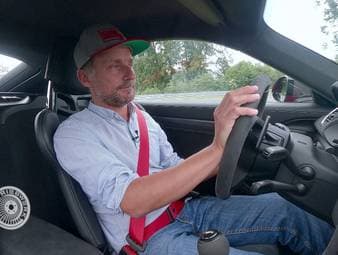 Tim Schrick im Cayman GT4 RS. Dieser bietet durch die mittige Platzierung des Motors ein ganz neues Fahrerlebnis. Außerdem vergleicht Tim Schrick den Cayman GT4 RS mit dem 911 GT3. Der Anfang und das Ende einer Porsche Ära? Abschließend zeigt Alexander Wesselsky die Schönheiten der ersten Mercedes S-Klasse W116 auf. 