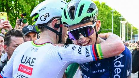 Tadej Pogacar (l.) sieht in Paul Seixas die Zukunft