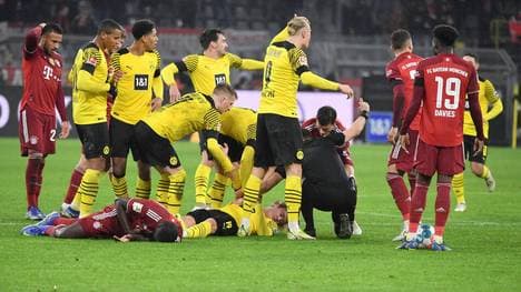 Julian Brandt (unten) stieß heftig mit Dayot Upamecano (l.) zusammen