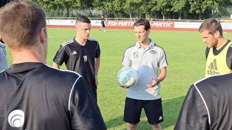 Trainer Andre Weingärtner (3.v.l.) macht seine Spieler heiß auf Leverkusen