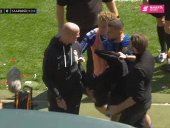Nach einem fragwürdigen Elfmeter für Kaiserslautern kommt Saarbrücken nochmal zurück ins Spiel, schwächt sich dann aber mit einer roten Karte selbst und verliert das Topspiel der 3. Liga. 