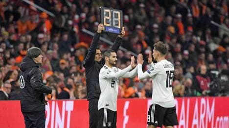 Bundestrainer Joachim Löw (l.) forderte die UEFA auf, an fünf Wechseln festzuhalten