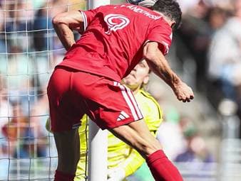 Mit dem Körper halb im Aus köpfte Robert Lewandowski Chicago Fire noch zum 2:2-Ausgleich gegen Seattle. Teamkollege Sam Rogers zeigt sich dementsprechend begeistert von den Künsten des polnischen Superstars.