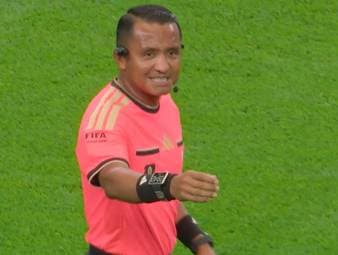 Kult-Schiedsrichter Ivan Barton vergisst beim WM-Halbfinale zwischen Frankreich und Spanien sein Freistoßspray. Der Referee kann sich selbst ein Grinsen nicht verkneifen. 