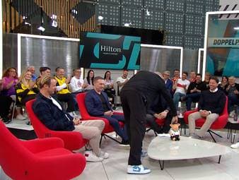 Doppelpass-Moderator Florian König will bei einer Phrase von Roman Weidenfeller Gnade vor Recht ergehen lassen - aber nicht mit Geldeintreiber Stefan Effenberg! Der ehemalige BVB-Torwart bekommt jedoch die Chance zur Revanche.