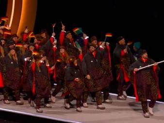 Die Olympischen Spiele haben begonnen. Angeführt von Eishockey-Star Leon Draisaitl läuft das deutsche Team ein.