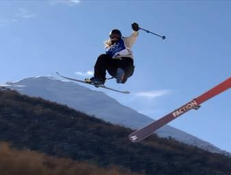 Im ersten Durchgang Slopestyle der Damen löst sich die Bindung der Schweizerin Sarah Höfflon. Diese lässt sich davon nicht beeindrucken und führt den Trick trotzdem sauber aus. 