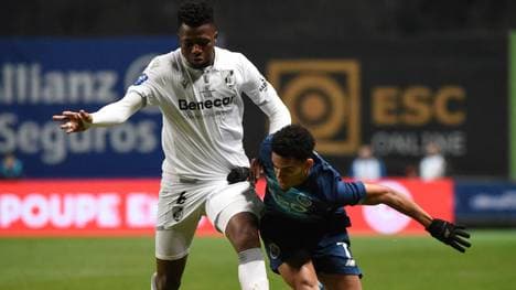 Edmond Tapsoba (l.) startete 2018 seine Profikarriere bei Vitoria Guimaraes B