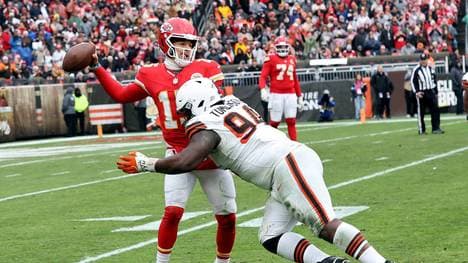 Kansas City Chiefs quarterback Patrick Mahomes (15) throws as he is hit by Cleveland Browns Dalvin Tomlinson (94) in third quarter at Huntington Bank Field in Cleveland, Ohio on Sunday December 15, 2024. PUBLICATIONxINxGERxSUIxAUTxHUNxONLY CLE20241215123 AARONxJOSEFCZYK