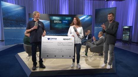 CHECK 24 spendet 24.000 Euro an die Initiative "DUMUSSTKÄMPFEN!"