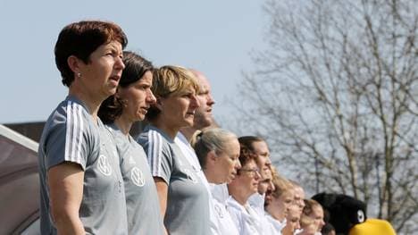 Maren Meinert (l.) ist seit 2005 als U19- und U20-Trainerin beim DFB tätig