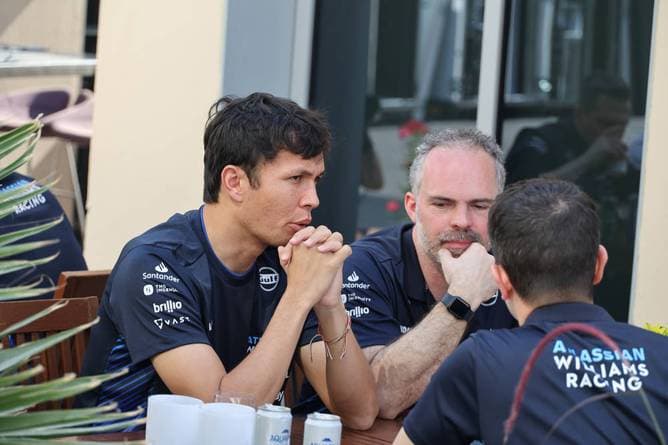 Albon stärkt geschassten Rivalen