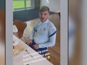 Sportlich läuft es für Timo Werner bei Chelsea, den Respekt der Mitspieler scheint der Stürmer aber nur bedingt zu genießen: Ben Chilwell drückt seinen Finger mal eben ins Frühstück von Werner.