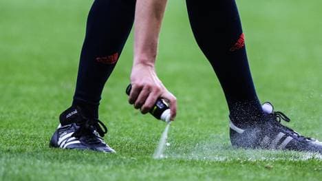 Die Bundesliga setzt seit Jahresbeginn auf ein neues Freistoßspray
