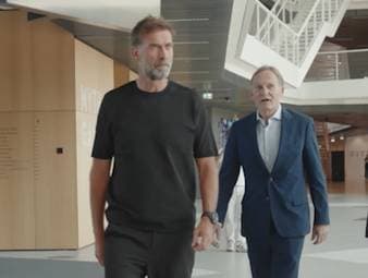 Jürgen Klopp ist nun offiziell als Bundestrainer vorgestellt worden. Vor der Pressekonferenz konnte sich der ehemalige Liverpool-Trainer seinen neuen Arbeitsplatz erstmals genauer anschauen.