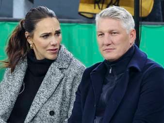 Bei der ARD bilden Esther Sedlaczek und Bastian Schweinsteiger ein beliebtes Gespann. Nun erklärt die Moderatorin, wie das Verhältnis tatsächlich aussieht.