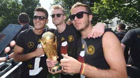 Mesut Özil (l.): WM-Held von 2014