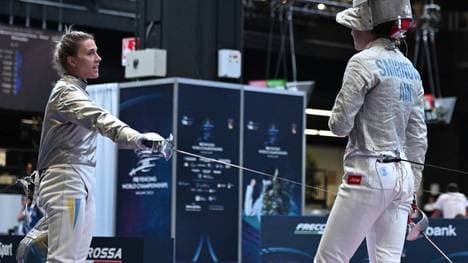 Die Ukrainerin Olga Charlan (l.) verweigert den Handschlag mit Anna Smirnova aus Russland nach dem Duell