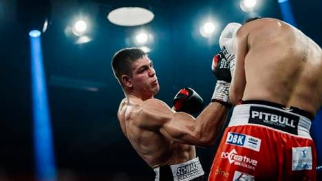 Seit seinem TKO-Sieg gegen Przemyslaw Opalach (r.) nennt Vincent Feigenbutz (l.) den GBU-Titel sein Eigen