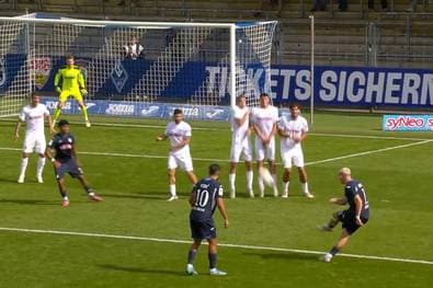 Was macht die Freistoß-Mauer denn hier?