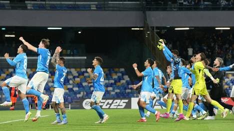 Neapel springt an Platz eins