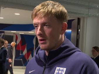 Englands Torhüter Jordan Pickford lobt nach dem 2:0-Sieg gegen Serbien die Tiefe im Kader von Trainer Thomas Tuchel. Auch mit Stars wie Jude Bellingham auf der Bank sei das Team brandgefährlich.