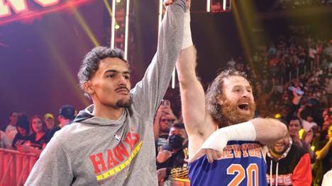 NBA-Spieler Trae Young (l.) und WWE-Wrestler Sami Zayn bei WWE SmackDown