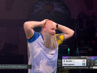 Andreas Harrysson sorgt bei der Darts-WM 2026 für die erste Sensation und bezwingt Ross Smith in der ersten Runde. 