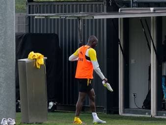 BVB-Profi Serhou Guirassy hat sich beim öffentlichen Training am Dienstag verletzt. Eine Grätsche sorgte für einen schmerzhaften Abgang, wie SPORT1-Reporter Manfred Sedlbauer berichtet. 