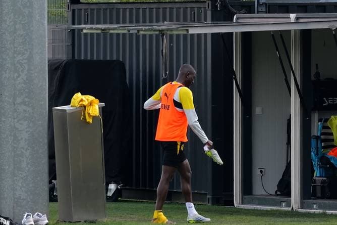 Schreckmoment! BVB-Profi bricht Training ab