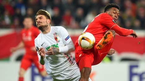 Konstantinos Stafylidis (l.) und der FCA dürfen weiter vom Achtelfinale träumen