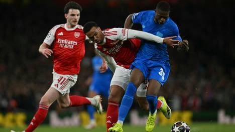Kofane (r.) in einem umkämpften Duell mit Gabriel
