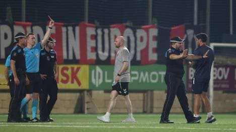 Unter Polizeischutz: Referee Jérémy Müller zeigt Rot 