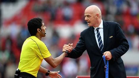 Fahad al-Mirdasi (l., mit FIFA-Präsident Gianni Infantino) war beim Confed Cup in Russland im Einsatz