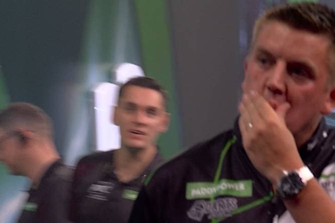 Kurios! Littler-Gegner will während Partie von der Bühne gehen