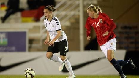 Felicitas Rauch (l.) wird von Kristine Leine verfolgt
