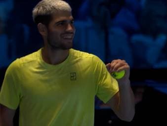 Carlos Alcaraz bezwingt im Halbfinale den Kanadier Felix Auger-Aliassime und trifft im Finale auf Titelverteidiger Jannik Sinner.