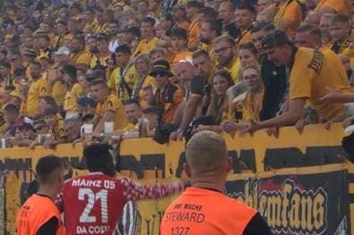 Mainz-Profi gibt Becher an Fan - und wird angebrüllt