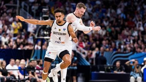 Maodo Lo und Andreas Obst feiern beim Sieg gegen Slowenien