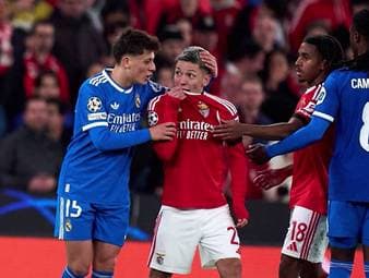 Die FIFA will Fälle wie den von Gianluca Prestianni und dessen Verbalattacke gegen Vinicius Junior vermeiden und ahndet zukünftig das Bedecken des Mundes in hitzigen Situationen mit einem Platzverweis.