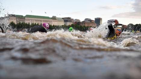 Ins Wasser dürfen die Athleten des Ironman in Hamburg nicht