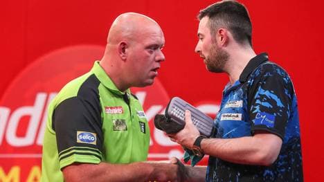 Michael van Gerwen (l.) und Luke Humphries lieferten sich nach ihrem Achtelfinal-Krimi ein Wortgefecht