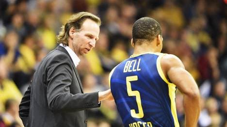 Hagens Coach Ingo Freyer berät sich mit Spieler  David Bell 