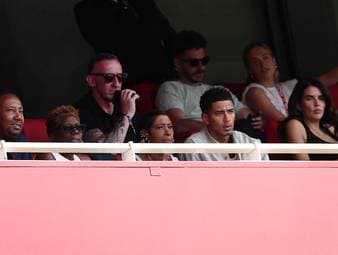Beim 3:2-Sieg von Borussia Dortmund gegen Arsenal im Emirates Cup saß mit Jude Bellingham ein alter Bekannter des BVB auf der Tribüne. Der Engländer spielte von 2020 bis 2023 für die Dortmunder und drückt dort nun seinem Bruder Jobe die Daumen.