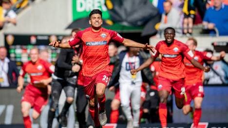 Das Aufstiegstrikot des SC Paderborns gegen Dynamo Dresden am 19.Mai