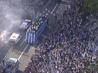 Real Sociedad hat den Sieg in der Copa del Rey mit einer gigantischen Parade durch San Sebastián gefeiert. Tausende Fans jubelten den Basken nach dem Triumph über Atlético Madrid zu.
